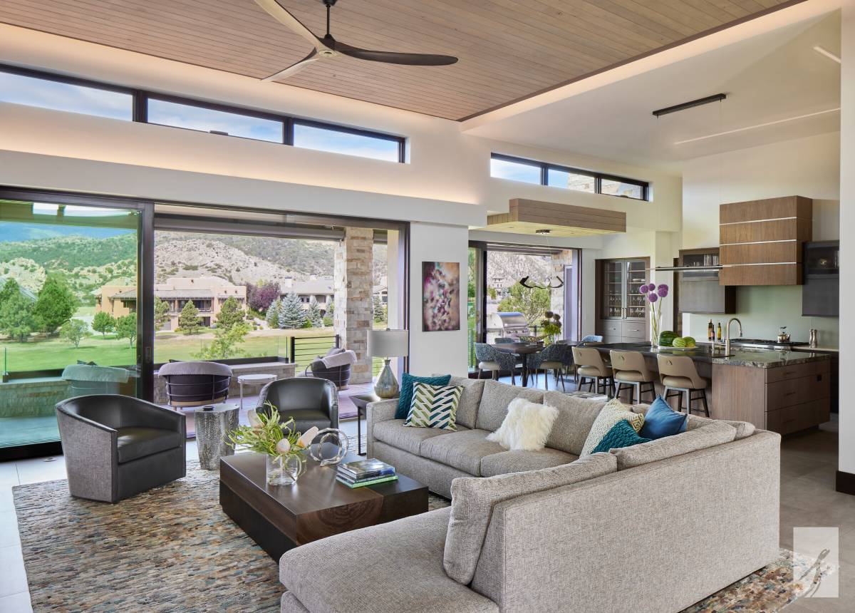 An airy open concept living room and kitchen with backlight accents